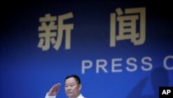 추옌펑 중국 해군 부사령관이 20일, 인민해방군 해군 창설 70주년 기념 기자회견에서 관함식 설명에 앞서 인사를 하고 있다. 