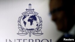 Logo Interpol terpasang di salah satu fasilitas riset dan pengembangan milik lembaga tersebut di Singapura dalam foto yang diambil pada 30 September 2014. (Foto: Reuters/Edgar Su)