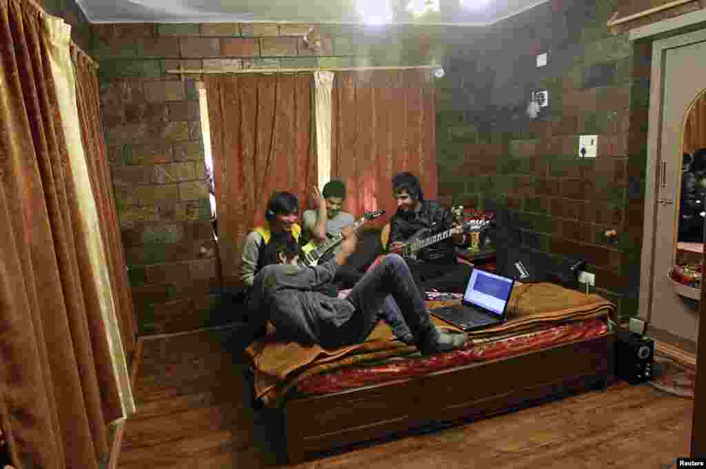 موسیقی کا گروپ سائن اپنی مدھر آواز اور دھنوں سے کشمیر کے نوجوانوں میں محبت اور امن کا پیغام پھیلانے کی کوشش میں مصروف ہے۔