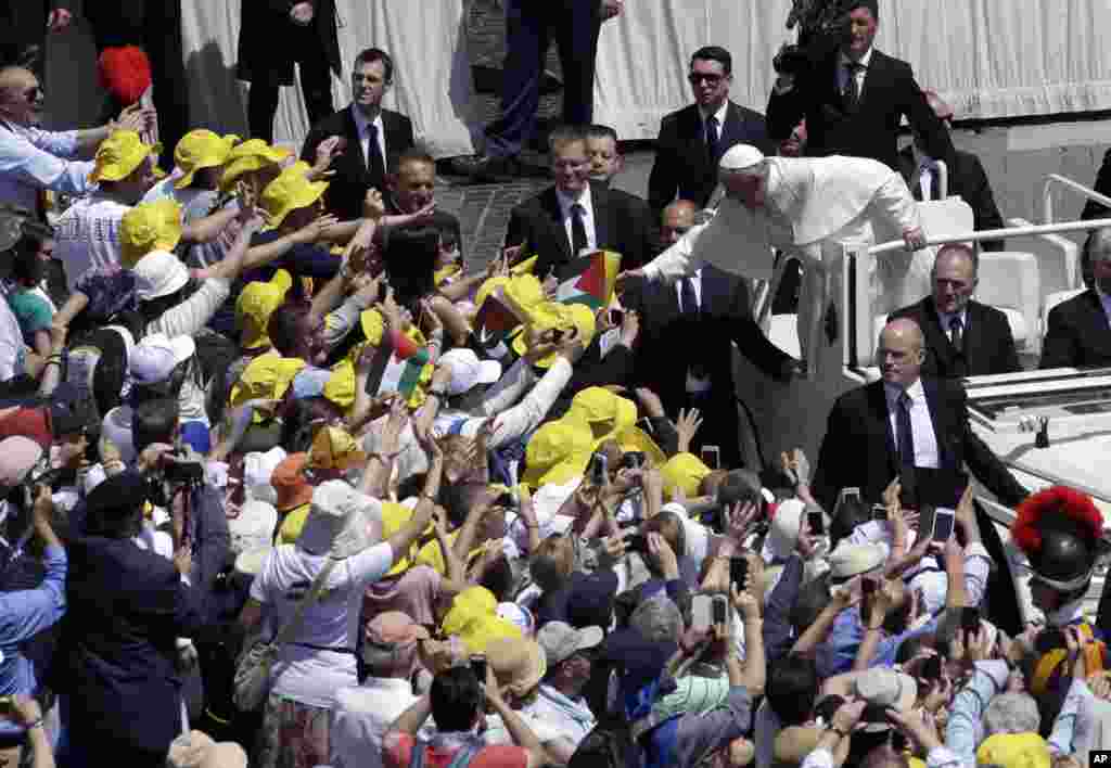 Pope Francis greets faithful in St. Peter&#39;s Square at the Vatican, May 17, 2015.