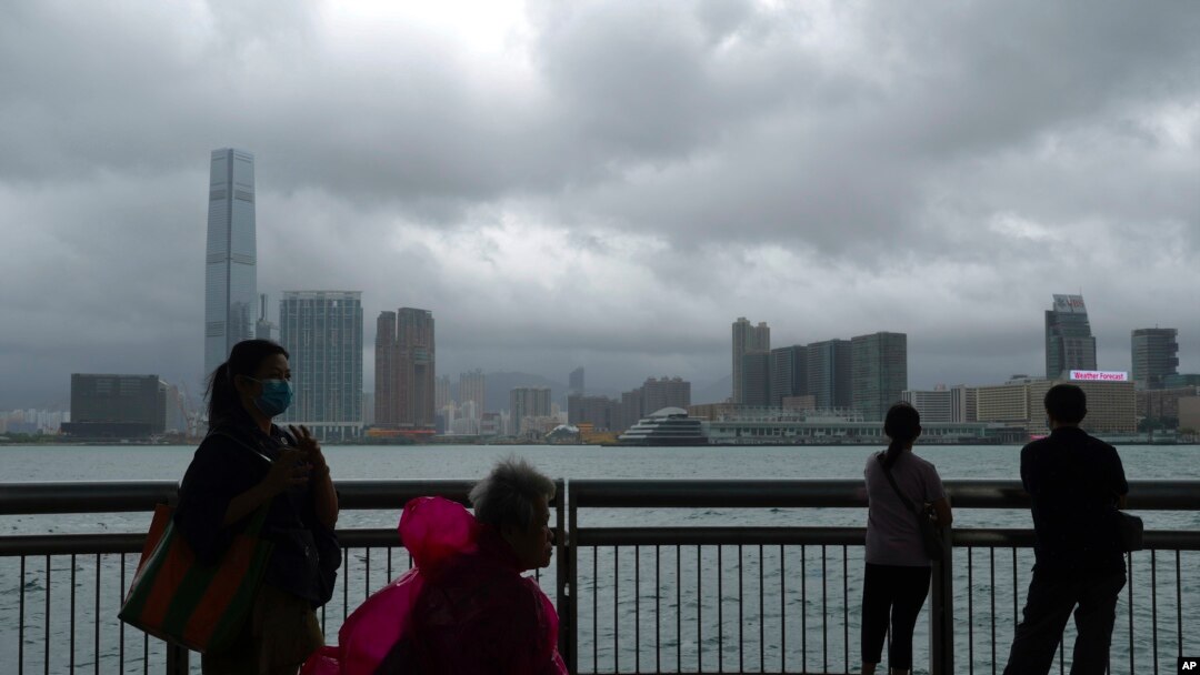 Pelabuhan Victoria, Hong Kong, saat dihantamTopan Kompasu, Rabu, 13 Oktober 2021.