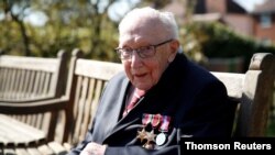 Foto de archivo del capitán Tom Moore, militar retirado de la Real Armada Británica.