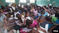 Health experts warns of further spread of COVID-19 once schools are reopned because most primary schools in Malawi are overcrowded. (Lameck Masina/VOA) 