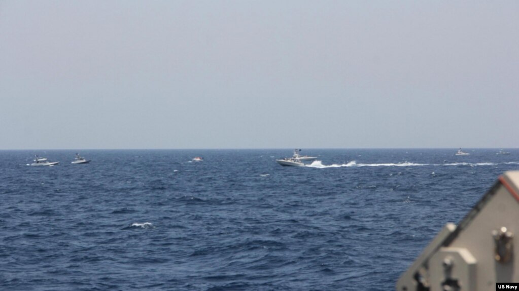 美国海军公布的照片显示，两艘伊朗伊斯兰革命卫队海军快艇以不安全和不专业的方式靠近通过霍尔木兹海峡的美国海军舰艇。(2021年5月10日)(photo:VOA)