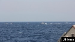 美國海軍公佈的照片顯示，兩艘伊朗伊斯蘭革命衛隊海軍快艇以不安全和不專業的方式靠近通過霍爾木茲海峽的美國海軍艦艇。(2021年5月10日)