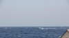 资料照片：美国海军2021年5月10日公布的照片显示，两艘伊朗伊斯兰革命卫队海军快艇以不安全和不专业的方式靠近通过霍尔木兹海峡的美国海军舰只。美国军方2022年12月6日说，一艘伊朗快艇一天前以不安全和不专业的方式靠近通过该海峡的美国海军舰只。
