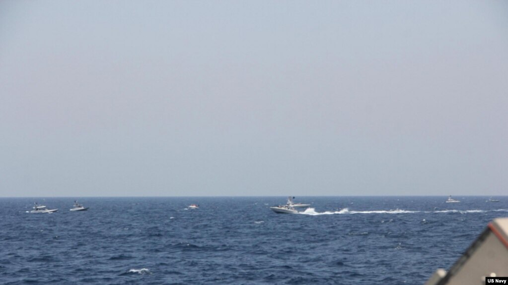 资料照片：美国海军2021年5月10日公布的照片显示，两艘伊朗伊斯兰革命卫队海军快艇以不安全和不专业的方式靠近通过霍尔木兹海峡的美国海军舰只。美国军方2022年12月6日说，一艘伊朗快艇一天前以不安全和不专业的方式靠近通过该海峡的美国海军舰只。(photo:VOA)