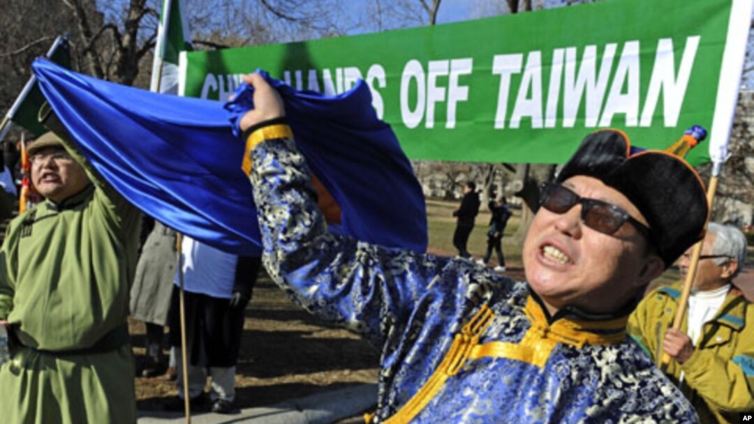 Protesters opposed to the Chinese government policies toward Inner Mongolia shout on the sidewalk outside the White House in Washington, D.C. (File photo)