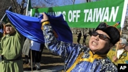 Protesters opposed to the Chinese government policies toward Inner Mongolia shout on the sidewalk outside the White House in Washington, D.C. (File photo)