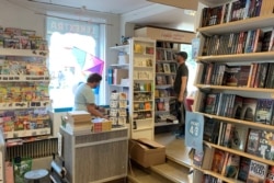 Seorang pelanggan melihat barang-barang di toko buku di kota kecil pantai timur Trosa, Swedia, 11 Agustus 2021. (REUTERS/Anna Ringstrom)