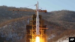 Ảnh trích từ video của thông tấn xã nhà nước Bắc Triều Tiên ghi lại vụ phóng tên lửa Unha-3 tại bệ phóng vệ tinh ở bờ biển miền Tây của Bắc Triều Tiên, trong quận Cholsan, tỉnh Bắc Pyongang, ngày 12/12/2012. 