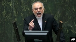 Kepala badan energi atom Iran, Ali Akbar Salehi berbicara di depan parlemen untuk menjelaskan kesepakatan nuklir Iran, di Teheran (11/10).