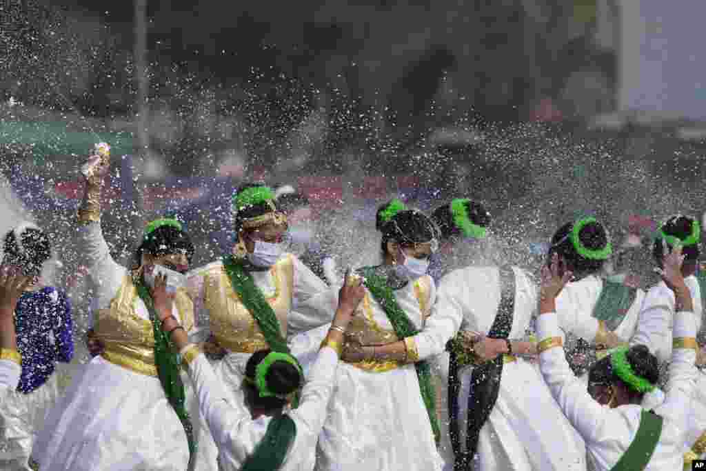 School girls dance during India&#39;s Republic Day celebrations in Jammu.