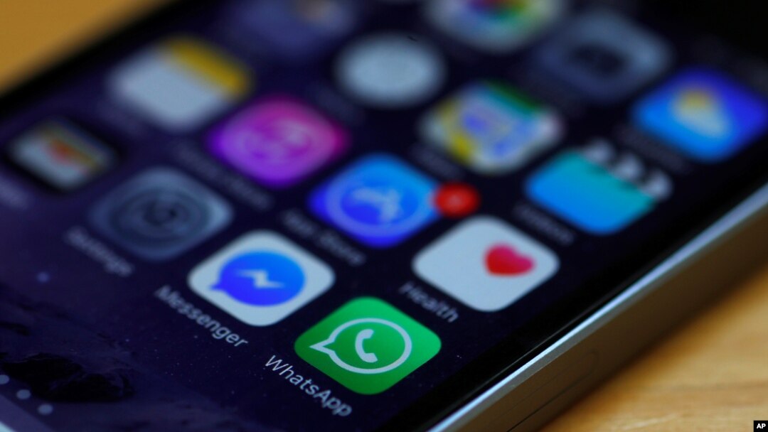 ARSIP - Ikon WhatsApp dan Facebook Messenger tampak dalam sebuah iPhone di Manchester, Inggris, 27 Maret 2017 (foto: Reuters/Phil Noble)