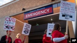 Nurses picket outside Children's Minnesota in south Minneapolis, Sept. 12, 2022. 