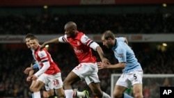 Abou Diaby courant avec la balle lors d'un match de la Premier League à l'Emirates Stadium de Londres, le samedi 13 janvier 2013.(AP Photo/Alastair Grant)