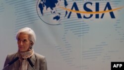 ທ່ານນາງ Christine Lagarde ຫົວໜ້າກອງທຶນສາກົນ ຫລື IMF ເຂົ້າຮ່ວມການສົນທະນາ ໃນກອງປະຊຸມ Boao Forum ກ່ຽວກັບເຂດເອເຊຍ ທີ່ເມືອງ Boao ຢູ່ເກາະຕາກອາກາດ Hainan ທາງພາກໃຕ້ຂອງຈີນ ໃນວັນທີ 7 ເມສາ 2013.