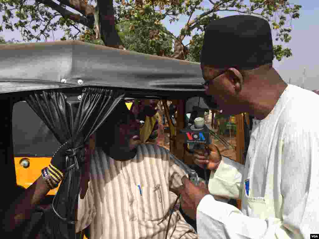 VOA Hausa reporter Ibrahim Ahmed interviews local residents in the nothern Nigerian city of Kaduna, February 2015.