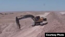 An Iraqi excavator digging a trench outside of Baghdad on Feb. 9, 2016. Sunnis and Kurds are concerned the work may be politically motivated. (Courtesy of Salah Bamarni)