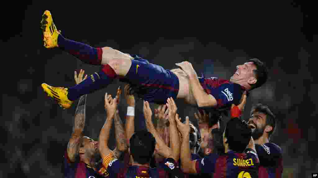 L&#39;argentin Lionel Messi du FC Barcelone est soulevé par ses coéquipiers après avoir marqué contre Séville lors d&#39;un match de football de La Liga entre le FC Barcelone et Séville, au stade Camp Nou à Barcelone, Espagne.