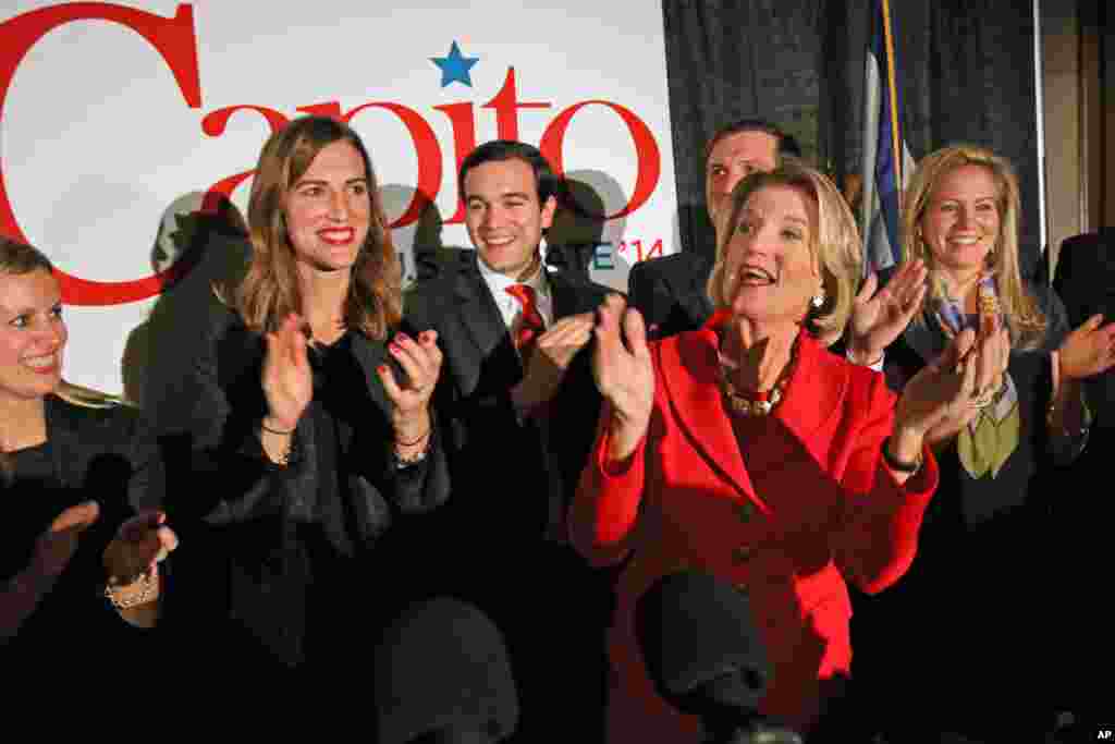 Le candidat républicain au Sénat pour l&rsquo;Ouest de Virginie Shelley Moore Capito chante &quot;I Gotta Feeling&quot; de The Black Eyed Peas, après avoir remporté le siège du Sénat, le 4 novembre 2014, à Embassy Suites à Charleston Virginie de l&rsquo;Ouest. 