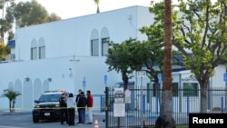 发生枪击事件的第二天早晨，警方站在加利福尼亚州圣地亚哥伊斯兰中心外。(2026年5月19日)