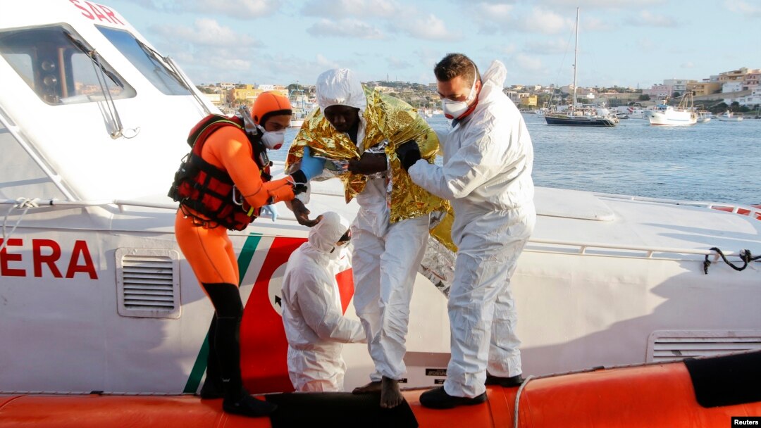 Seorang migran diselamatkan di pelabuhan Lampedusa, Italia. (Foto: Dok)