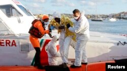 Seorang migran diselamatkan di pelabuhan Lampedusa, Italia. (Foto: Dok)