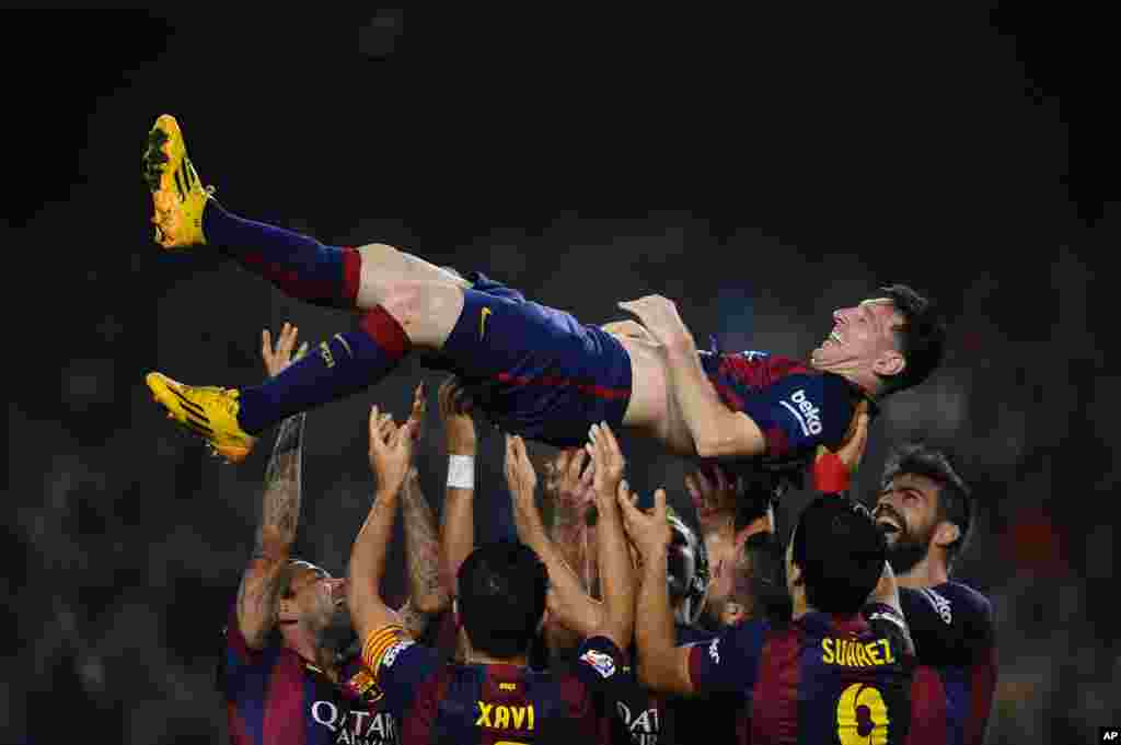 8. Lionel Messi ($81. 5 million). Le joueur argentin est l'un des footballeurs les mieux payés du monde. Il a d'ailleurs été condamné à 21 mois de prison pour fraude, une sentence qu'il n'effectuera probablement pas.