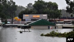 Kawasan permukiman penduduk dekat kota Windsor, New South Wales terendam banjir, Senin (22/3). 