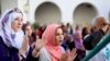 Yesmeena Buzeriba (tengah) bernyanyi bersama mahasiswa lain dalam aksi menentang Islamofobia di San Diego State University di San Diego, California, 23 November 2015. (Foto: REUTERS/Sandy Huffaker)