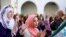 Yesmeena Buzeriba (tengah) bernyanyi bersama mahasiswa lain dalam aksi menentang Islamofobia di San Diego State University di San Diego, California, 23 November 2015. (Foto: REUTERS/Sandy Huffaker)