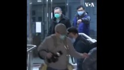 香港民主活动人士戴耀廷等人获得保释