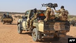 ARCHIVES - Des militaires maliens en patrouille autour de Menaka, le 19 avril 2017