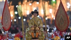 Vua Maha Vajiralongkorn của Thái Lan trong Lễ rước kiệu bên ngoài Hoàng Cung ở Bangkok, Thái Lan, ngày 12/12/2019. (AP Photo/Suganya Samnangjam)