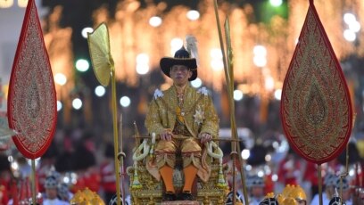 Vua Maha Vajiralongkorn của Thái Lan trong Lễ rước kiệu bên ngoài Hoàng Cung ở Bangkok, Thái Lan, ngày 12/12/2019. (AP Photo/Suganya Samnangjam)