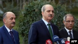 Le vice-Premier ministre turc Numan Kurtulmus, au centre, fait une déclaration aux côtés du ministre turc de l'Intérieur Efkan Ala, à droite, et du ministre de la Santé turc, Mehmet Muezzinoglu, à gauche, après une réunion de sécurité au Palais Cankaya à Ankara, Turquie, 12 janvier 2016.