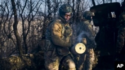 Українські військові поблизу Бахмута, Донецька область, Україна, 8 лютого 2023 року. (AP Photo/Libkos)