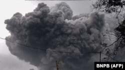 Gunung Semeru menyemburkan abu saat erupsi di Lumajang, Jawa Timur, 16 Januari 2021. (Foto: BNPB via AFP)