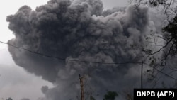 Gunung Semeru menyemburkan abu saat erupsi di Lumajang, Jawa Timur, 16 Januari 2021. (Foto: BNPB via AFP)