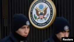 Pripadnici turske specijalne policije čuvaju američku ambasadu u Ankari