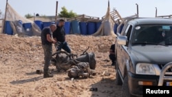 Destroços do motor de um missil abatdio por Israel e feriu gravemente uma criança de sete anos de idade da comunidade beduína no sul de Israel
