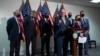 چاک شومر، رهبر اکثریت دموکرات سنا، با چند تن از سنتاتورهای حزب دموکرات، در طول یک کنفرانس مطبوعاتی در مورد تمرکز بر حق رای در کنگره در واشنگتن - سه‌شنبه، ۲۹ دی ۱۴۰۰