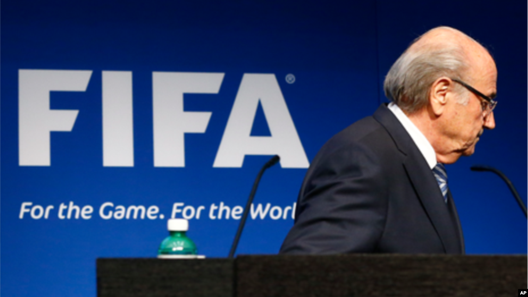 Predsednik FIFA Sep Blater napušta konferenciji za novinare na kojoj je najavio ostavku