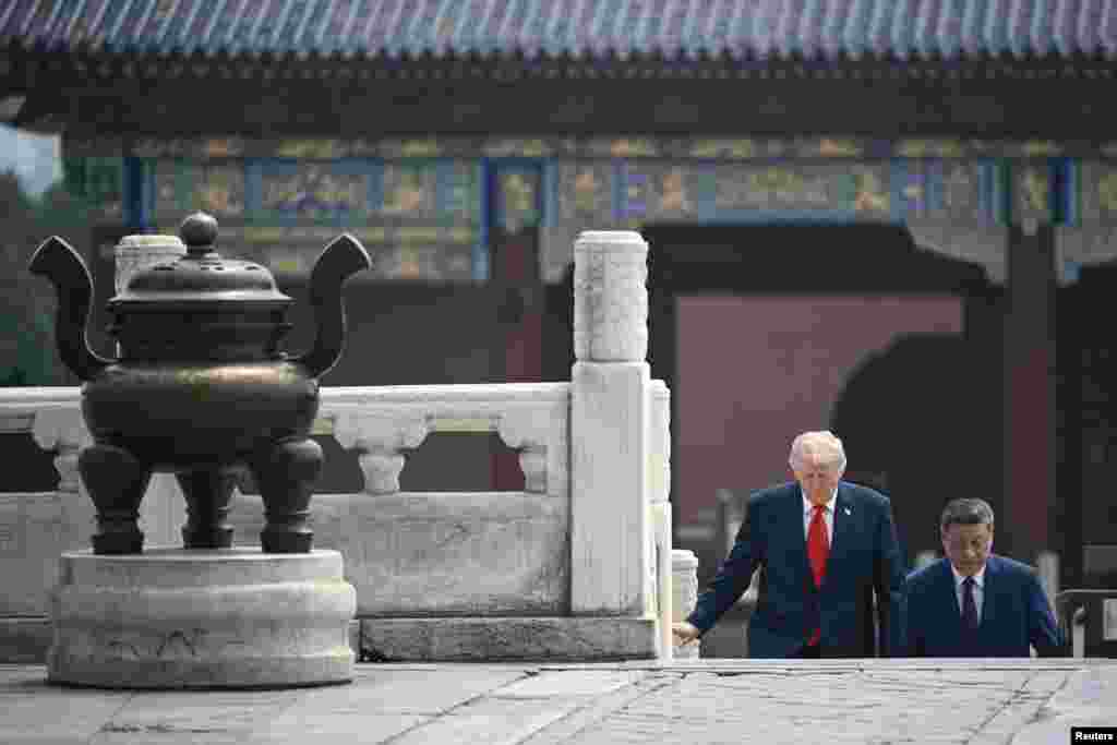 도널드 트럼프 미국 대통령과 시진핑 중국 국가주석이 2026년 5월 14일 베이징 톈탄 공원을 관람하고 있다.