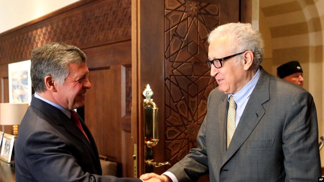 Nhà vua Jordan Abdullah II (trái) bắt tay với đặc sứ LHQ về vấn đề Syria Lakhdar Brahimi, tại Cung điện Hoàng gia Jordan ở Amman, Jordan, 23/10/2013.