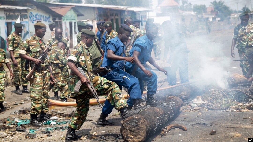 Police and army clear barricades set by opposition demonstrators in the Cibitoke district of the capital Bujumbura, in Burundi, May 25, 2015. 