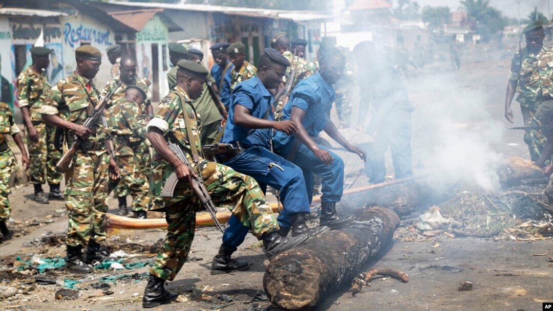 Police and army clear barricades set by opposition demonstrators in the Cibitoke district of the capital Bujumbura, in Burundi, May 25, 2015. 