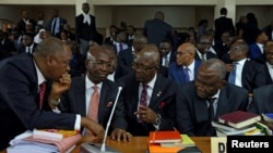 Les avocats défendant le président de la cour suprême Walter Onnoghen devant le Tribunal du code d'éthique à Abuja, Nigeria, le 22 janvier, 2019. 