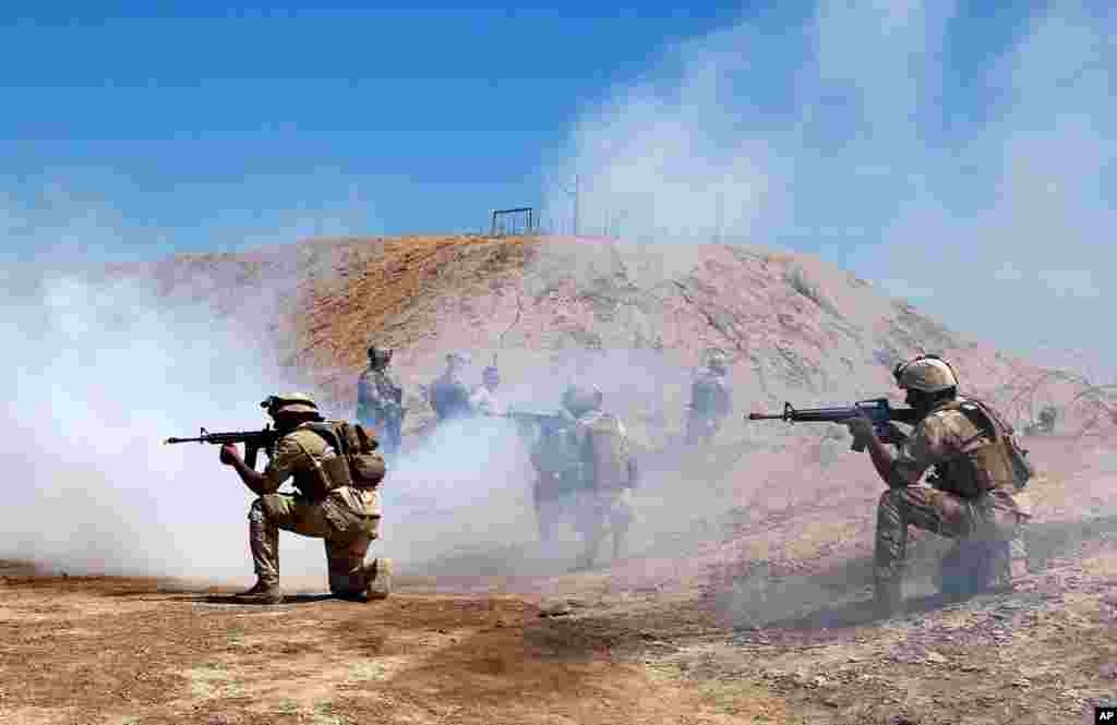 نیروهای استرالیا و نیوزیلند در آموزش نیروهای عراقی در نزدیکی بغداد با آنها در یک مانور جنگی شرکت کردند. ائتلاف به رهبری آمریکا می گوید با شکست داعش، اکنون زمان آموزش نیروهای عراقی است.&nbsp;